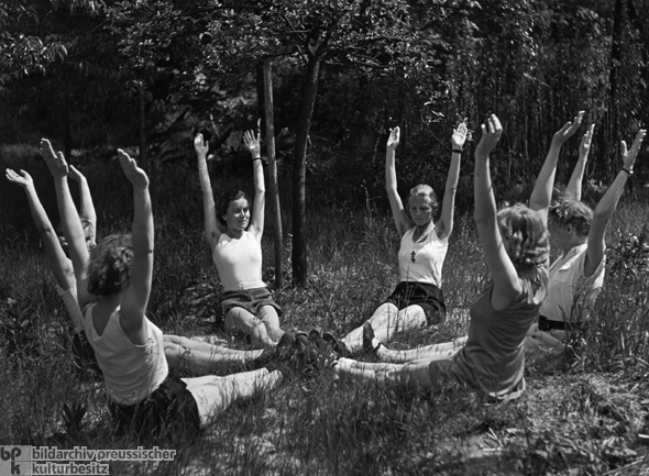 Gymnastik im Garten der Reichsbräute- und Mütterschule auf der Insel Schwanenwerder in Berlin (1938)